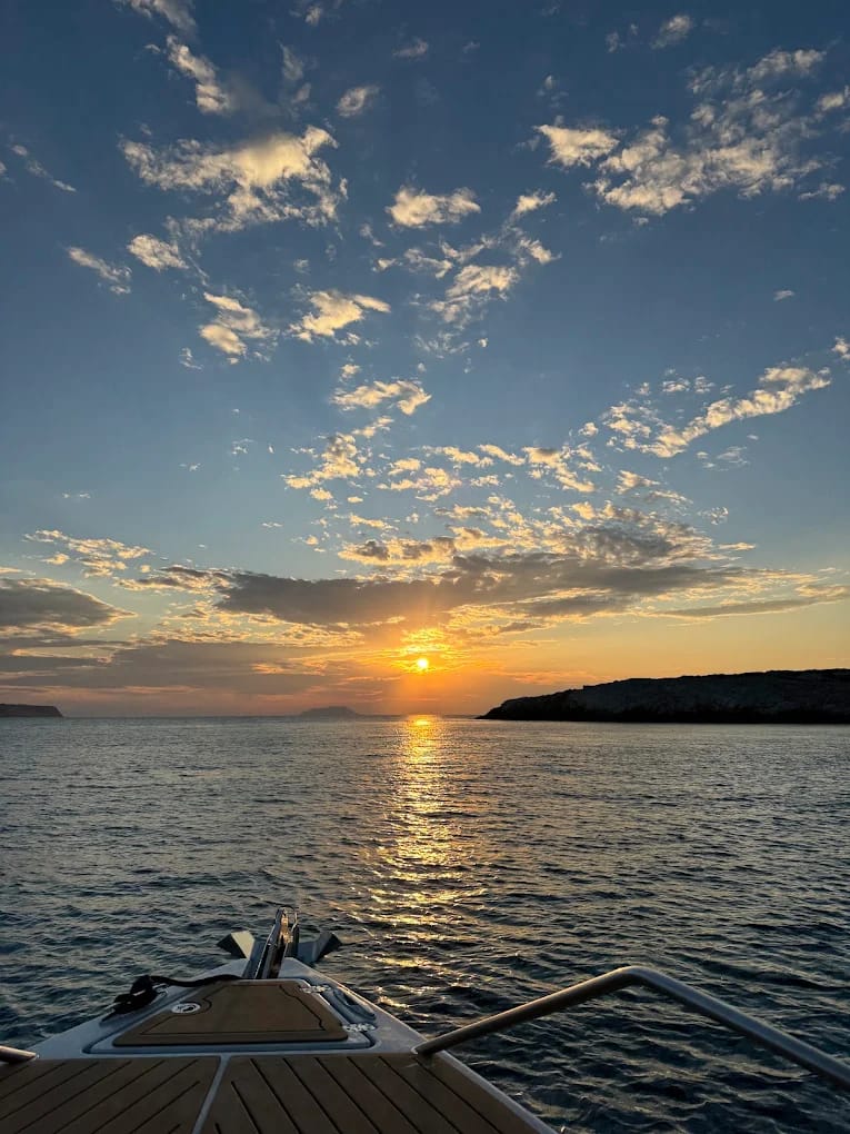 Sunset return from the bow of the Nuva M9 off Komiža
