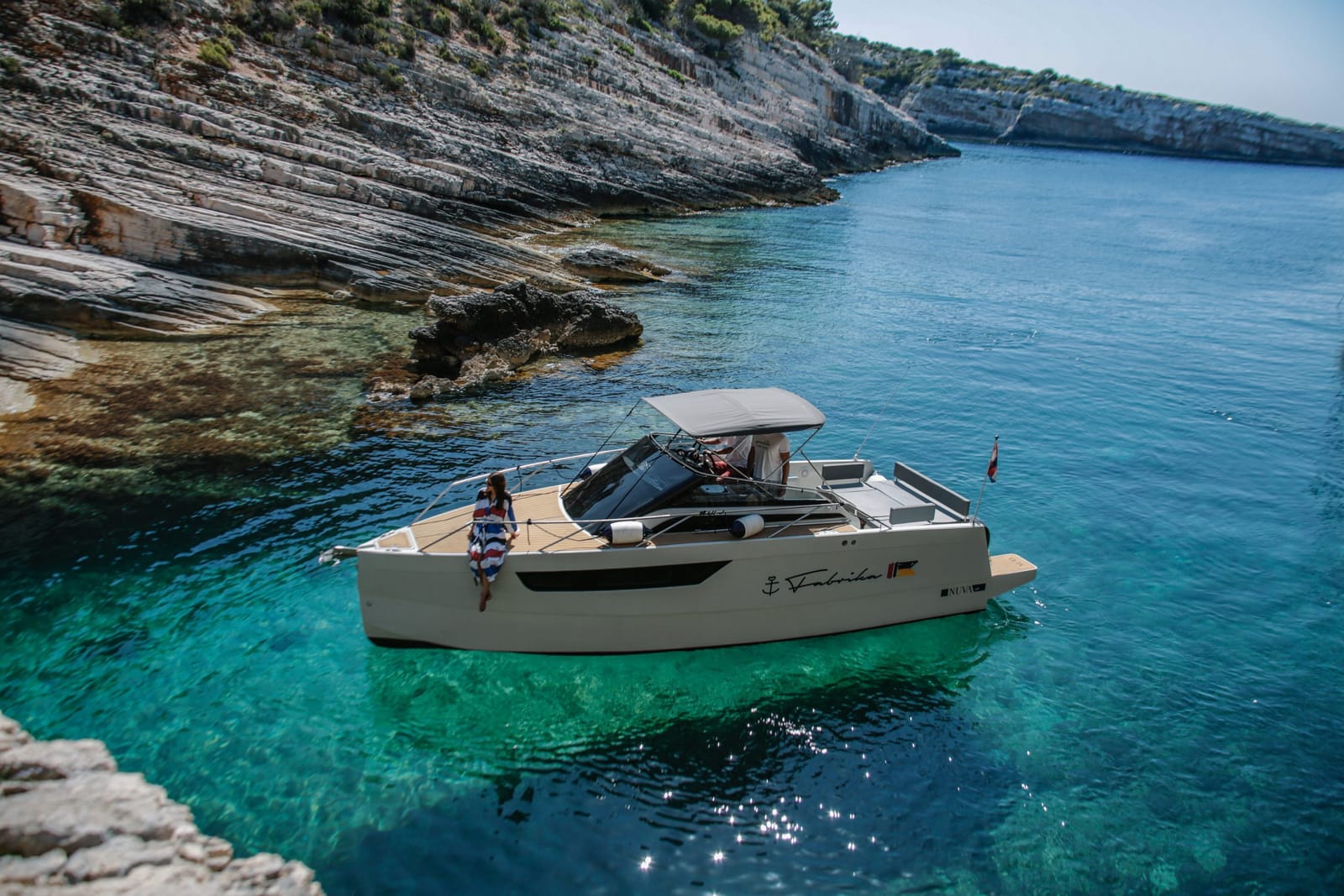 Il day cruiser Nuva M9 sul mare vicino all'isola di Vis